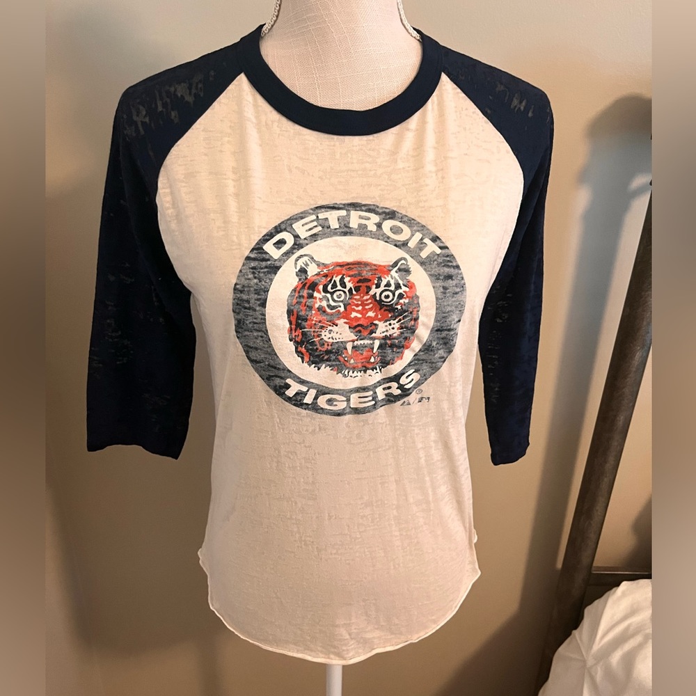 Detroit tigers 🐯 burnout style 3/4 sleeve top